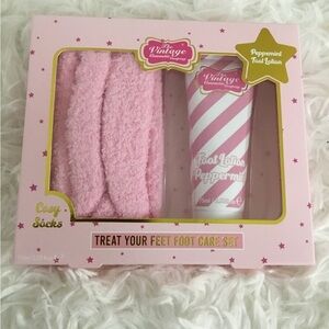 The Vintage Cosmetic Company foot care set lotion and. Socks